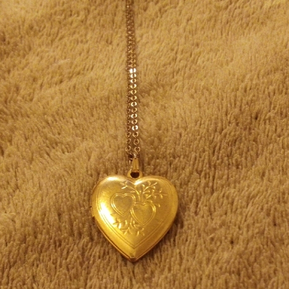 None Jewelry - Elegant Gold Heart Pendant Necklace